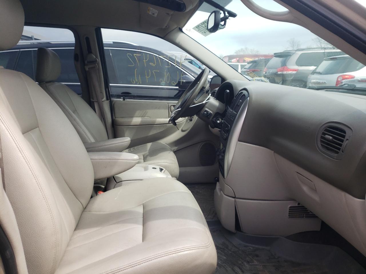 Photo 6 from auction – 2005 CHRYSLER TOWN & COU with VIN 2C4GP54L65R194803
