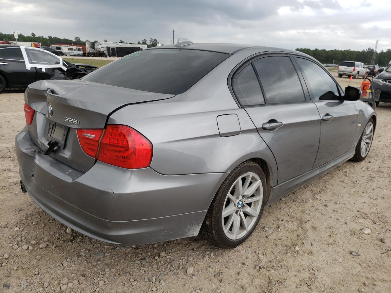 Photo 4 from auction – 2011 BMW 328 I with VIN WBAPH7C58BE681969