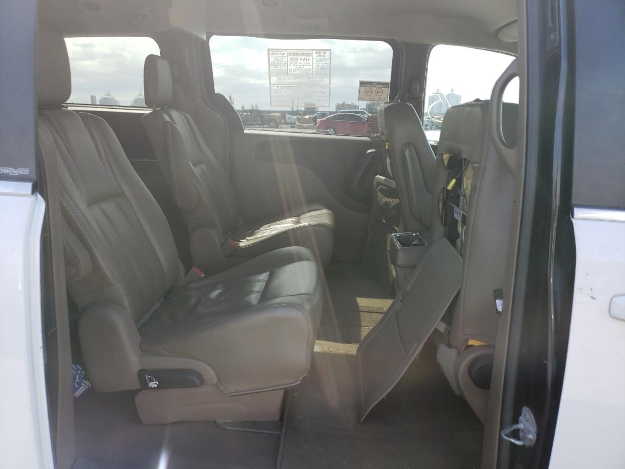 Photo 6 from auction – 2014 CHRYSLER TOWN & COU with VIN 2C4RC1BG9ER247447