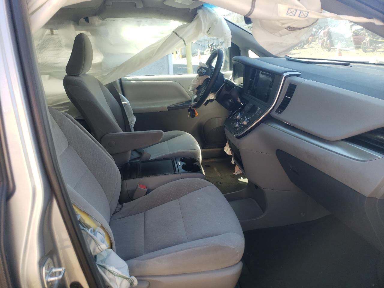 Photo 5 from auction – 2017 TOYOTA SIENNA LE with VIN 5TDKZ3DC4HS806744