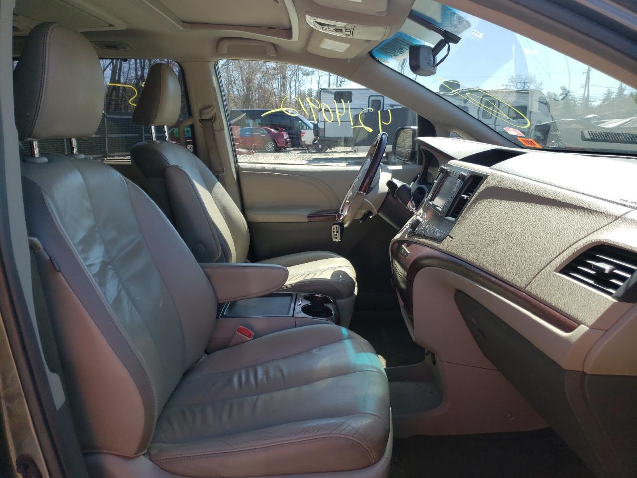 Photo 5 from auction – 2011 TOYOTA SIENNA XLE with VIN 5TDDK3DC8BS004119