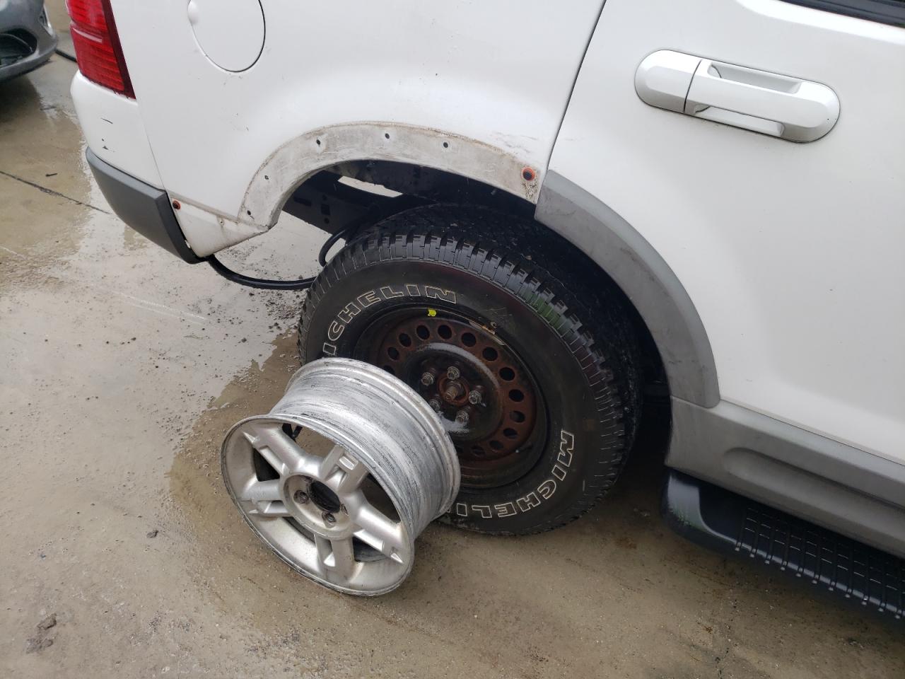 Photo 9 from auction – 2002 FORD EXPLORER X with VIN 1FMZU73E42UC76832