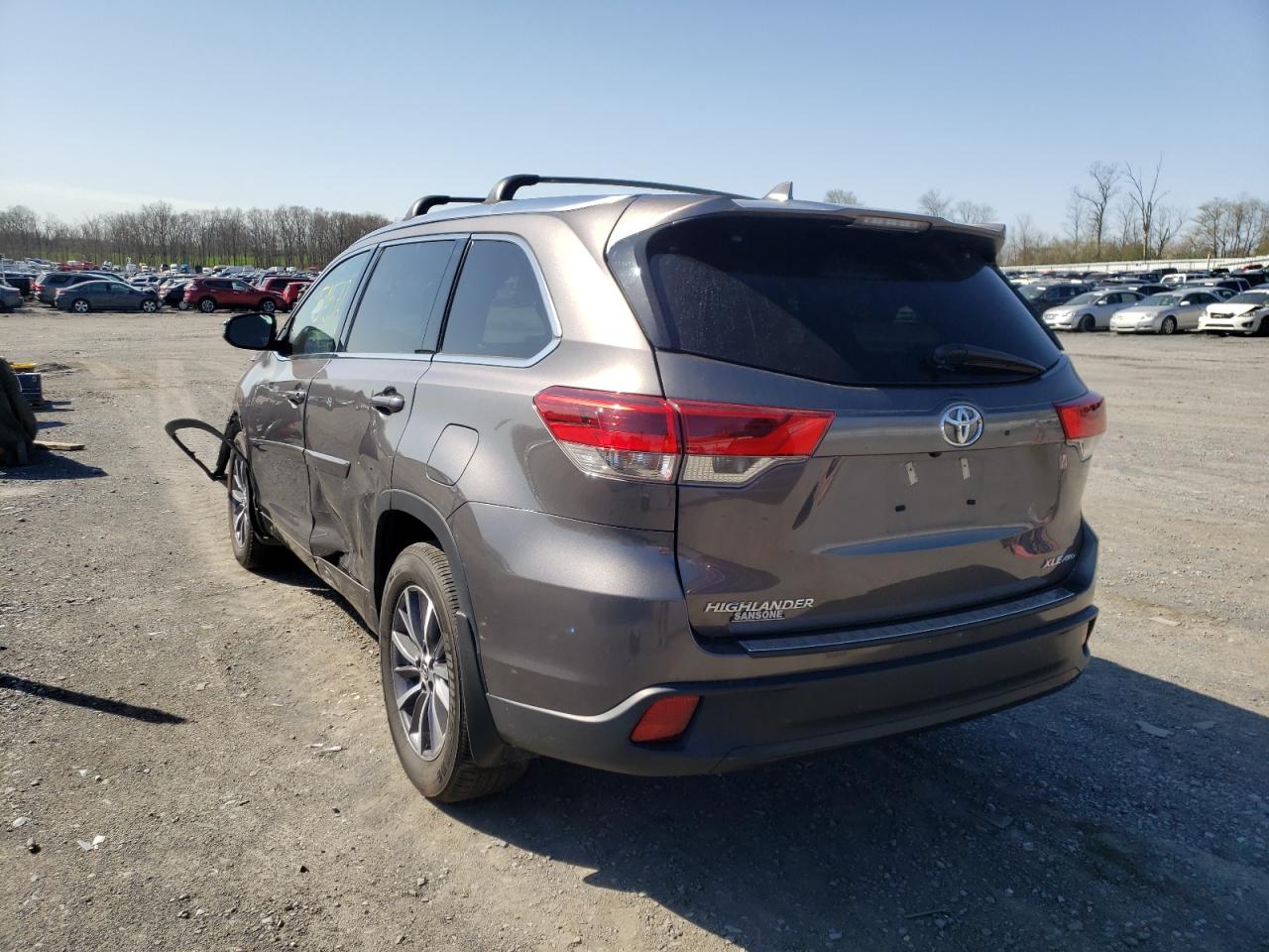 Photo 3 from auction – 2018 TOYOTA HIGHLANDER with VIN 5TDJZRFH5JS498660
