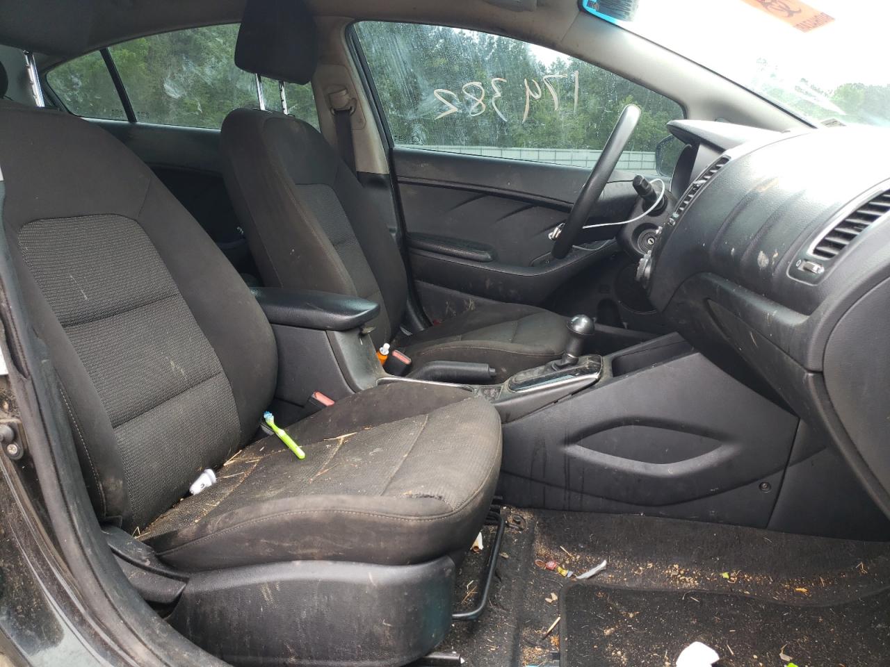 Photo 5 from auction – 2017 KIA FORTE LX with VIN 3KPFK4A77HE049481