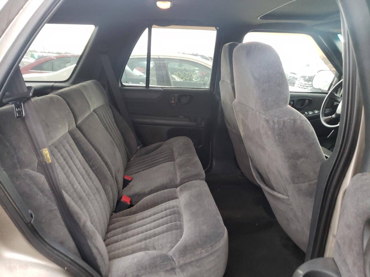 Photo 6 from auction – 2002 CHEVROLET BLAZER with VIN 1GNDT13W72K217476