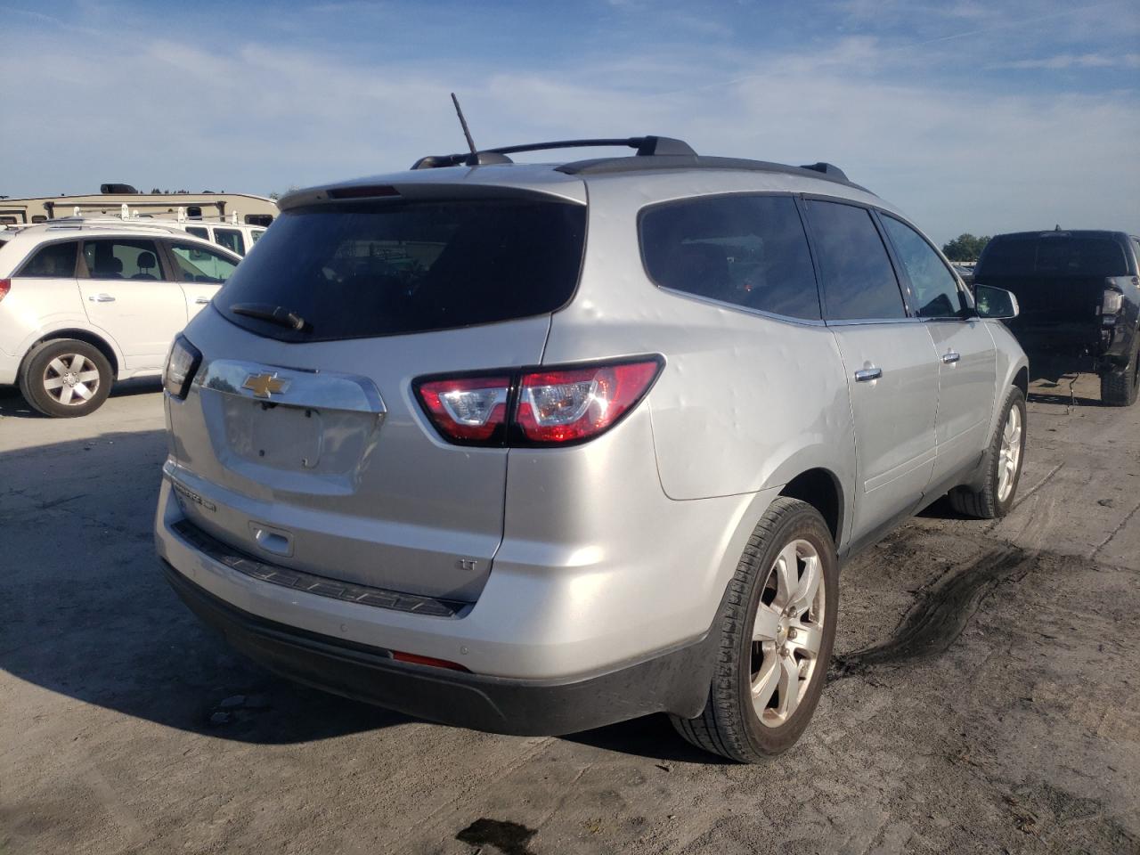 Photo 4 from auction – 2017 CHEVROLET TRAVERSE L with VIN 1GNKVGKD4HJ311947