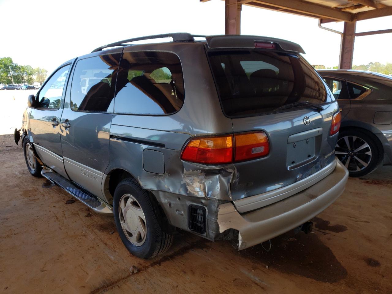 Photo 3 from auction – 1998 TOYOTA SIENNA with VIN 4T3ZF13C8WU074630
