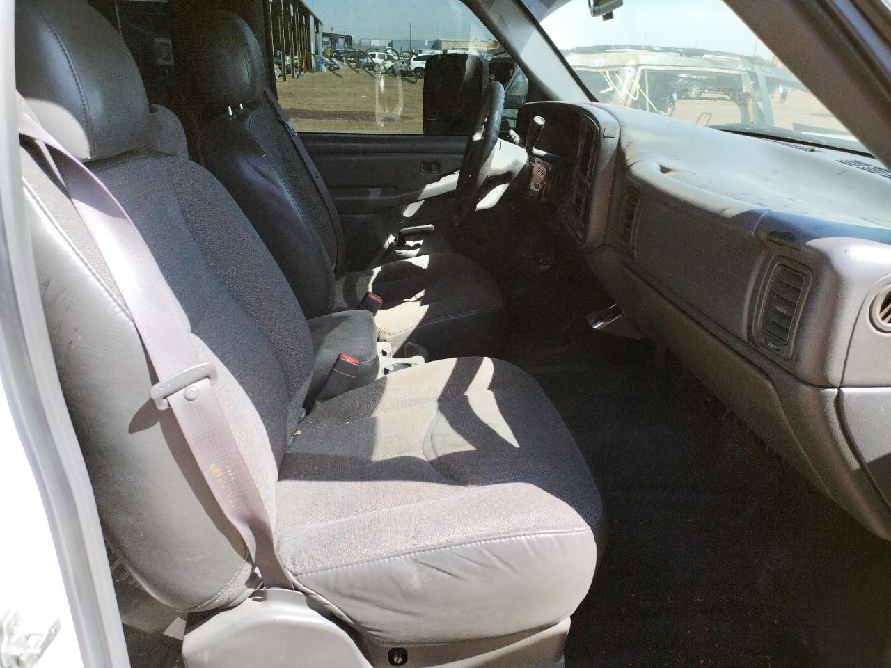 Photo 5 from auction – 2004 CHEVROLET SILVERADO with VIN 1GCEC14V54Z318853