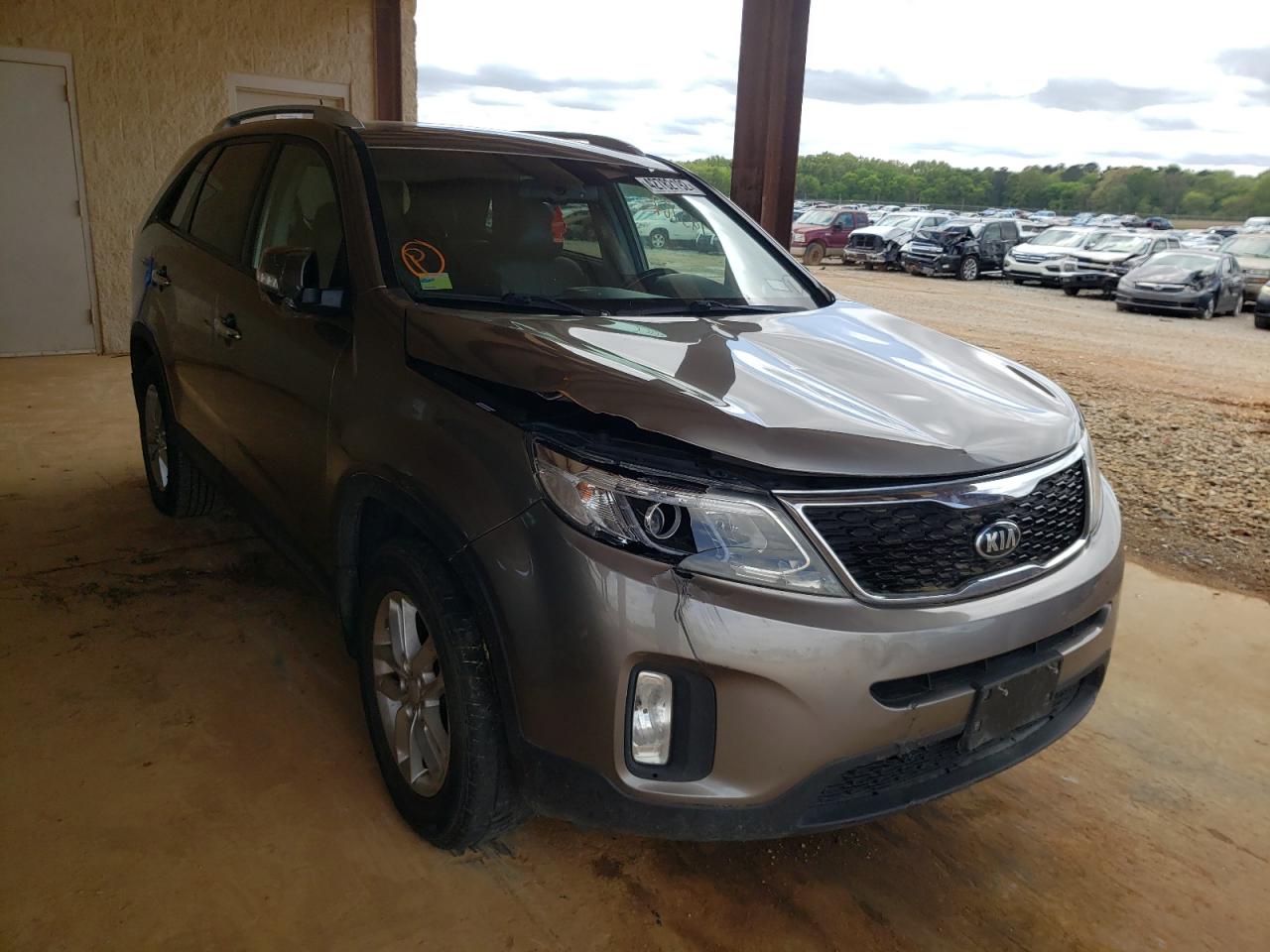 KIA SORENTO LX 2015 with VIN 5XYKT3A67FG643050 - Photo from auction