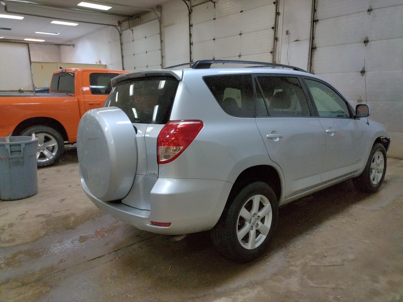 Photo 4 from auction – 2006 TOYOTA RAV4 LIMIT with VIN JTMBD31VX65043488