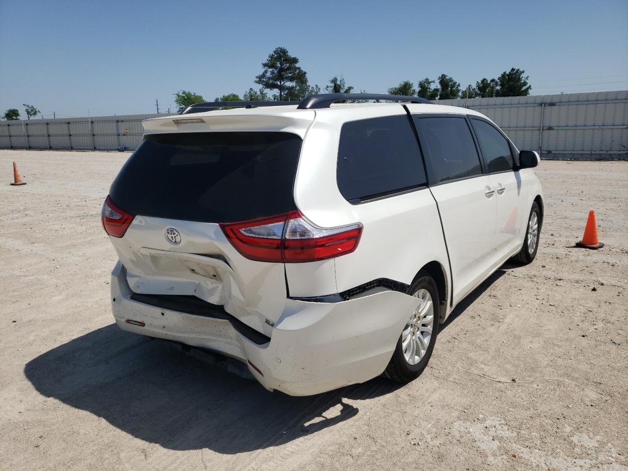 Photo 4 from auction – 2017 TOYOTA SIENNA XLE with VIN 5TDYZ3DC2HS899225