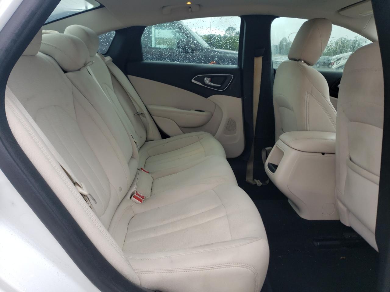 Photo 6 from auction – 2015 CHRYSLER UK with VIN 1C3CCCAB6FN543200