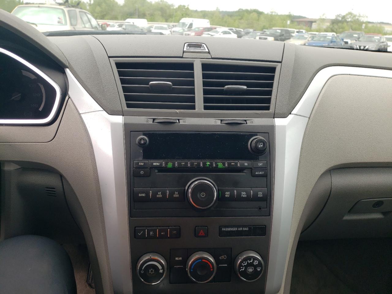 Photo 9 from auction – 2010 CHEVROLET TRAVERSE L with VIN 1GNLRFED2AS118758