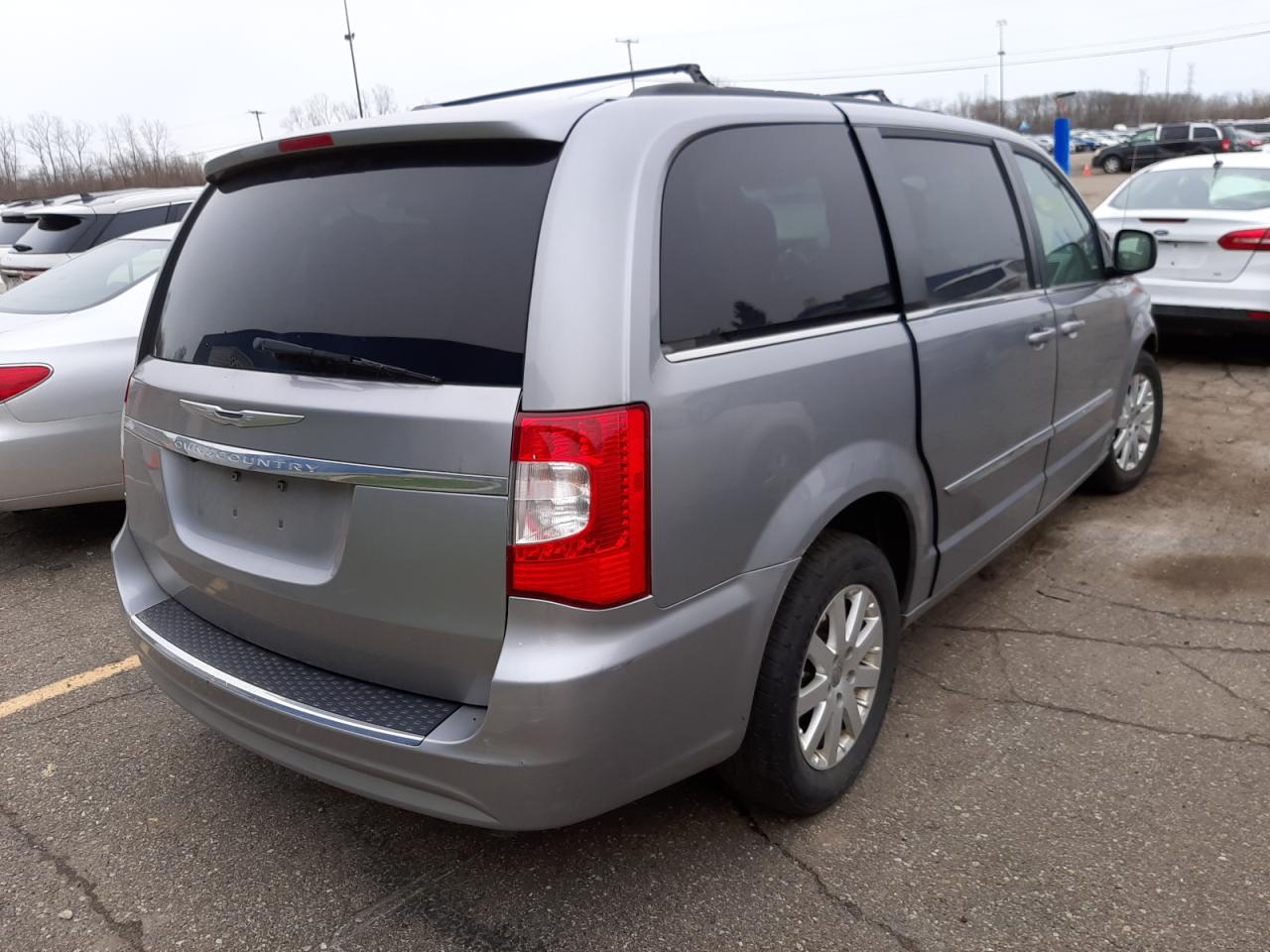 Photo 4 from auction – 2014 CHRYSLER TOWN & COU with VIN 2C4RC1BG0ER233713