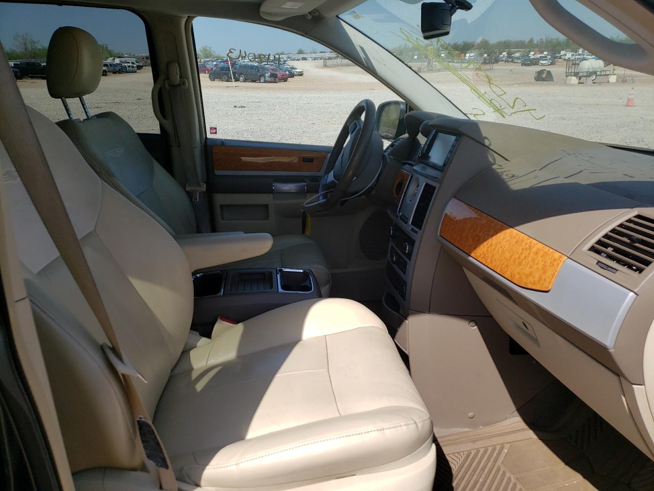 Photo 5 from auction – 2008 CHRYSLER TOWN & COU with VIN 2A8HR64X88R697365