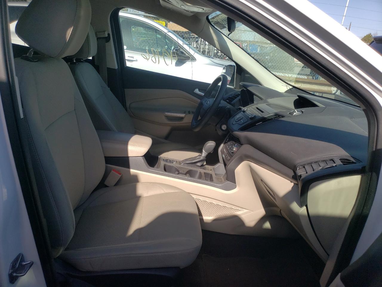 Photo 5 from auction – 2017 FORD ESCAPE SE with VIN 1FMCU0GD7HUC04157