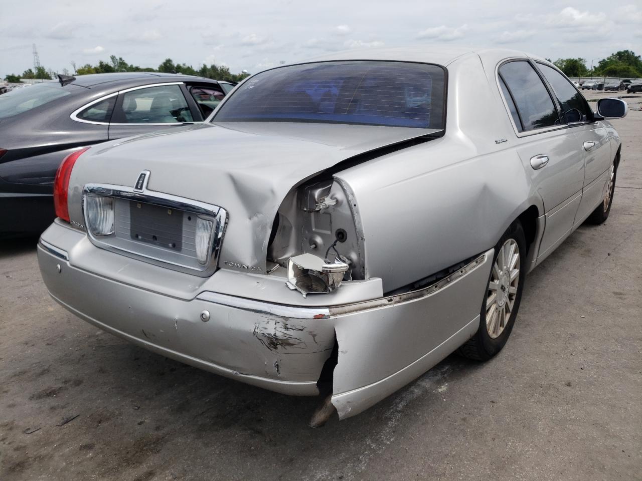 Photo 4 from auction – 2004 LINCOLN TOWN CAR E with VIN 1LNHM81WX4Y615991