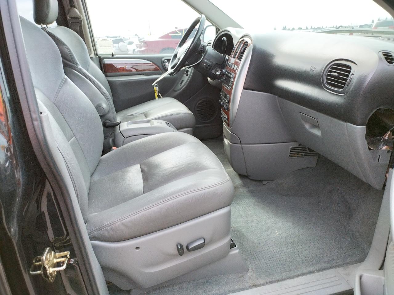 Photo 5 from auction – 2005 CHRYSLER TOWN & COU with VIN 2C4GP64L25R247244