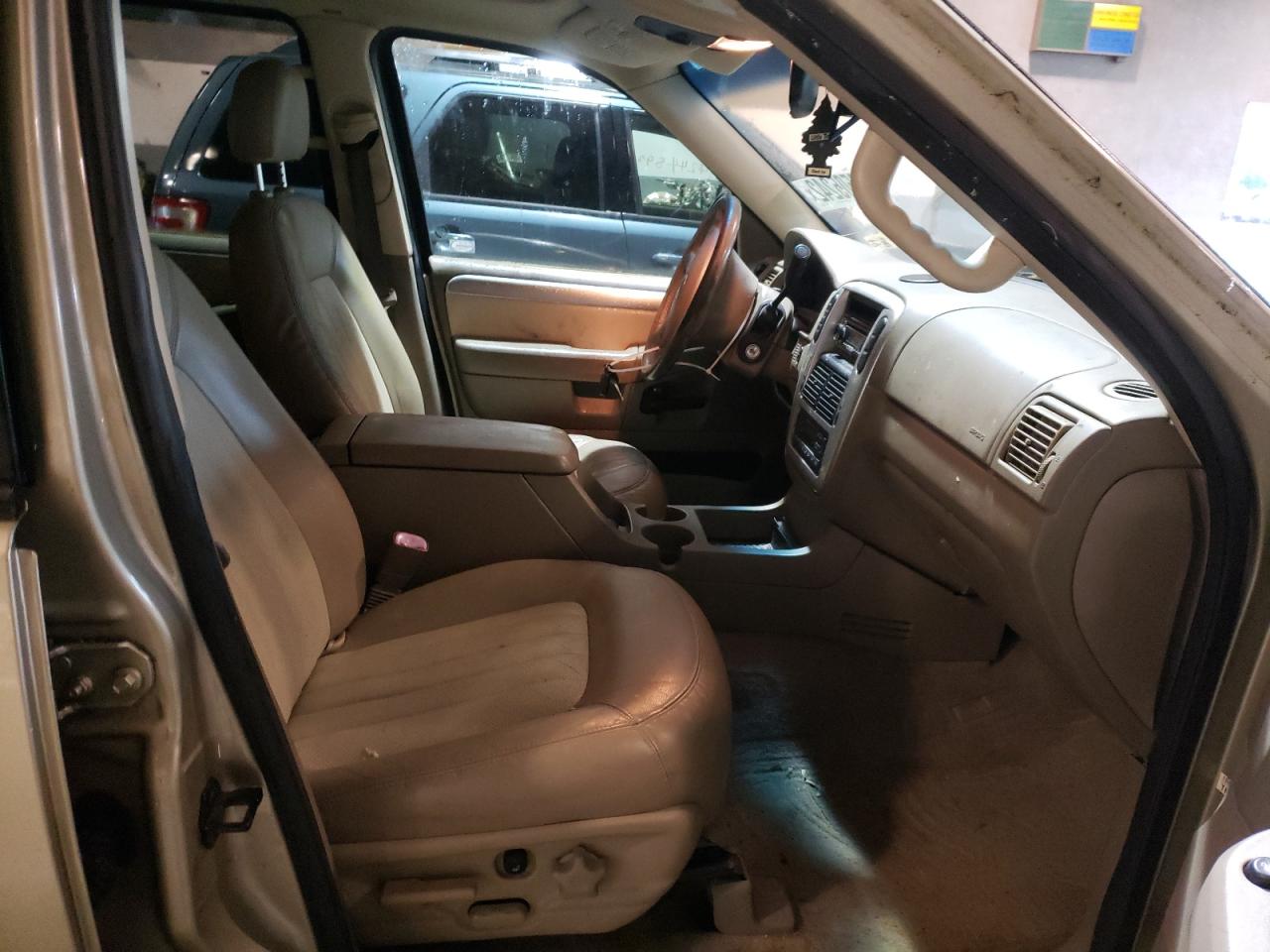 Photo 5 from auction – 2003 MERCURY MOUNTAINEE with VIN 4M2DU86W13UJ06805