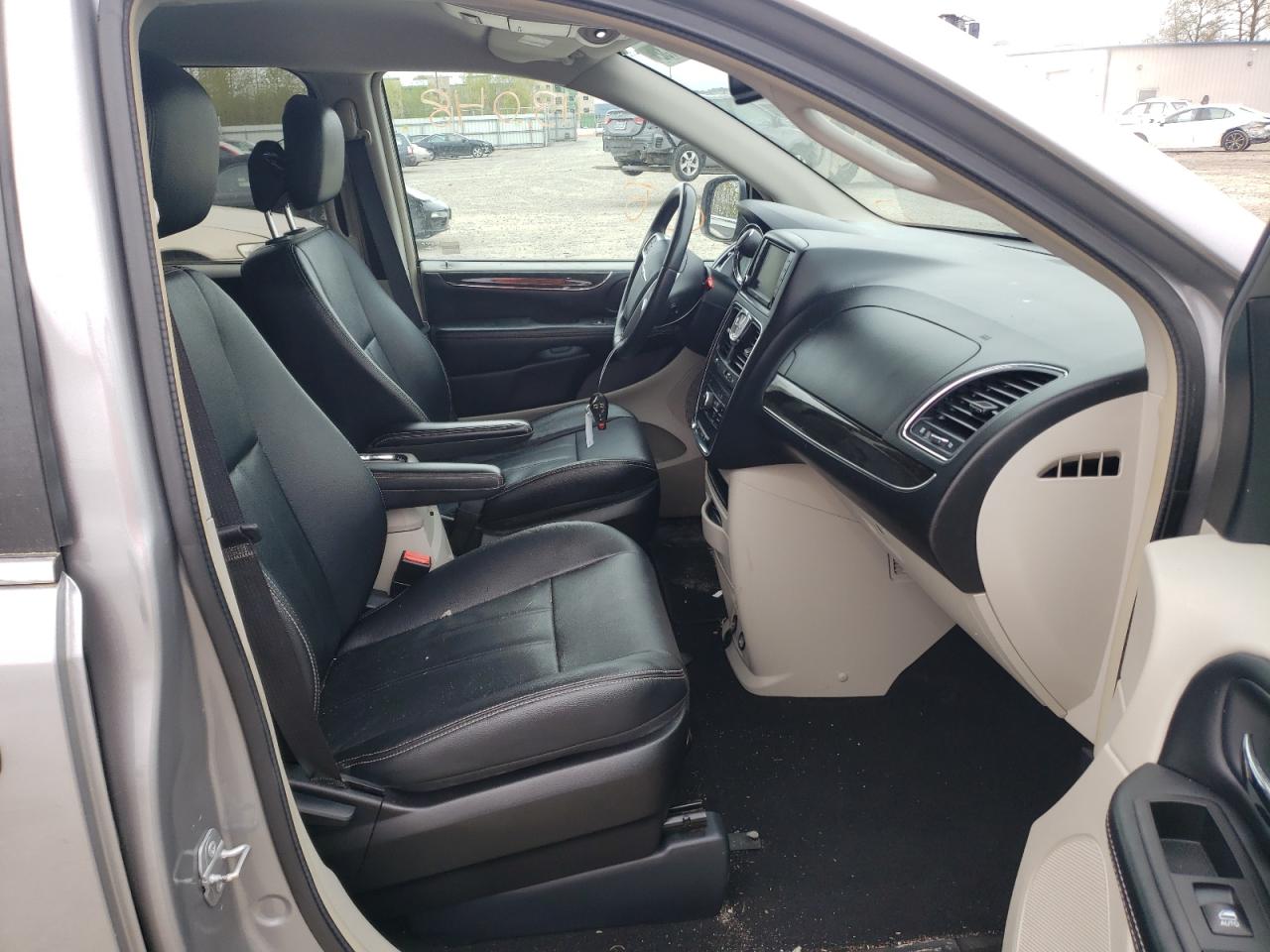 Photo 5 from auction – 2016 CHRYSLER TOWN & COU with VIN 2C4RC1BG1GR187439