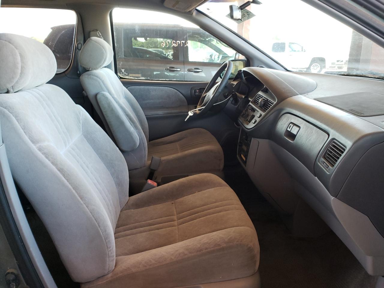 Photo 5 from auction – 1998 TOYOTA SIENNA with VIN 4T3ZF13C8WU074630