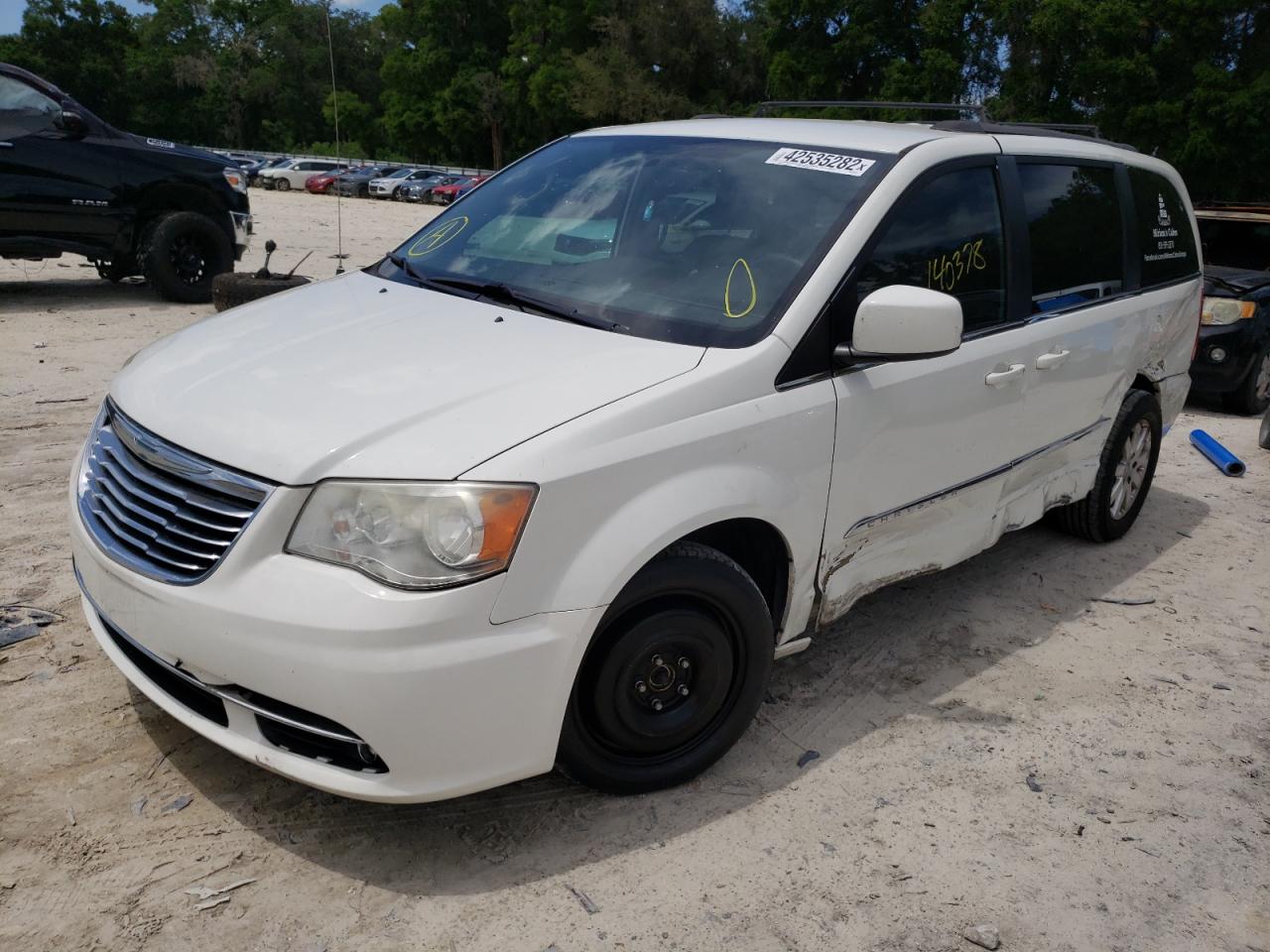 Photo 2 from auction – 2013 CHRYSLER TOWN & COU with VIN 2C4RC1BG2DR596948