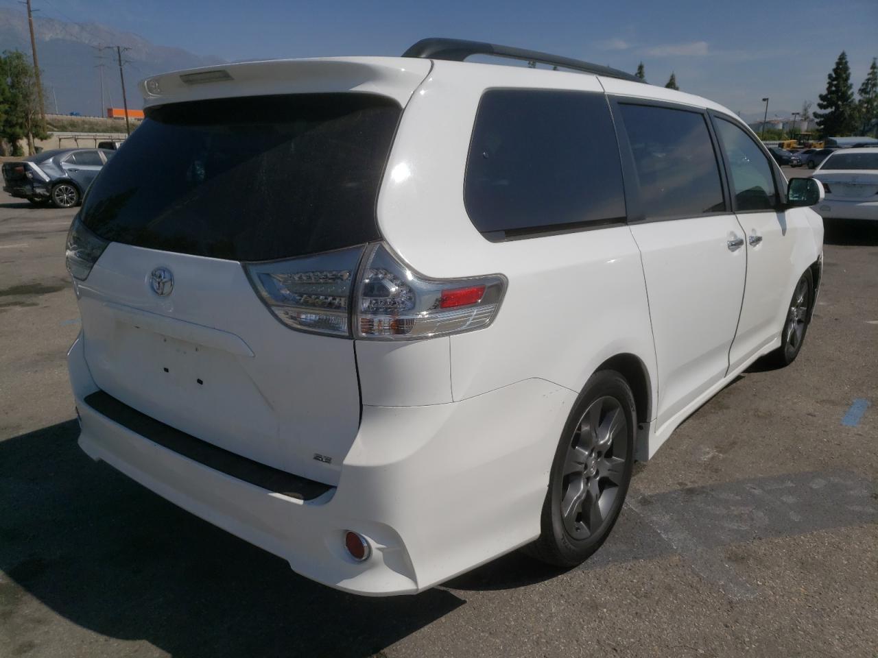 Photo 4 from auction – 2016 TOYOTA SIENNA SE with VIN 5TDXK3DC1GS761089