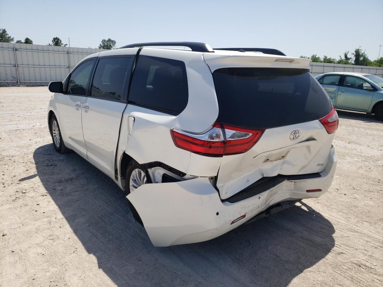 Photo 3 from auction – 2017 TOYOTA SIENNA XLE with VIN 5TDYZ3DC2HS899225