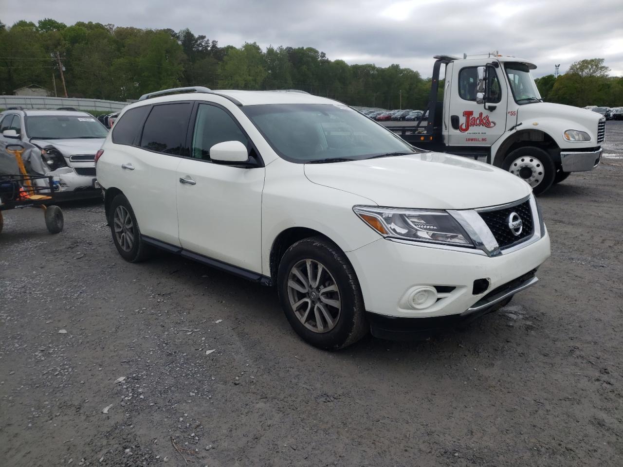 NISSAN PATHFINDER 2016 with VIN 5N1AR2MN6GC633599 - Photo from auction