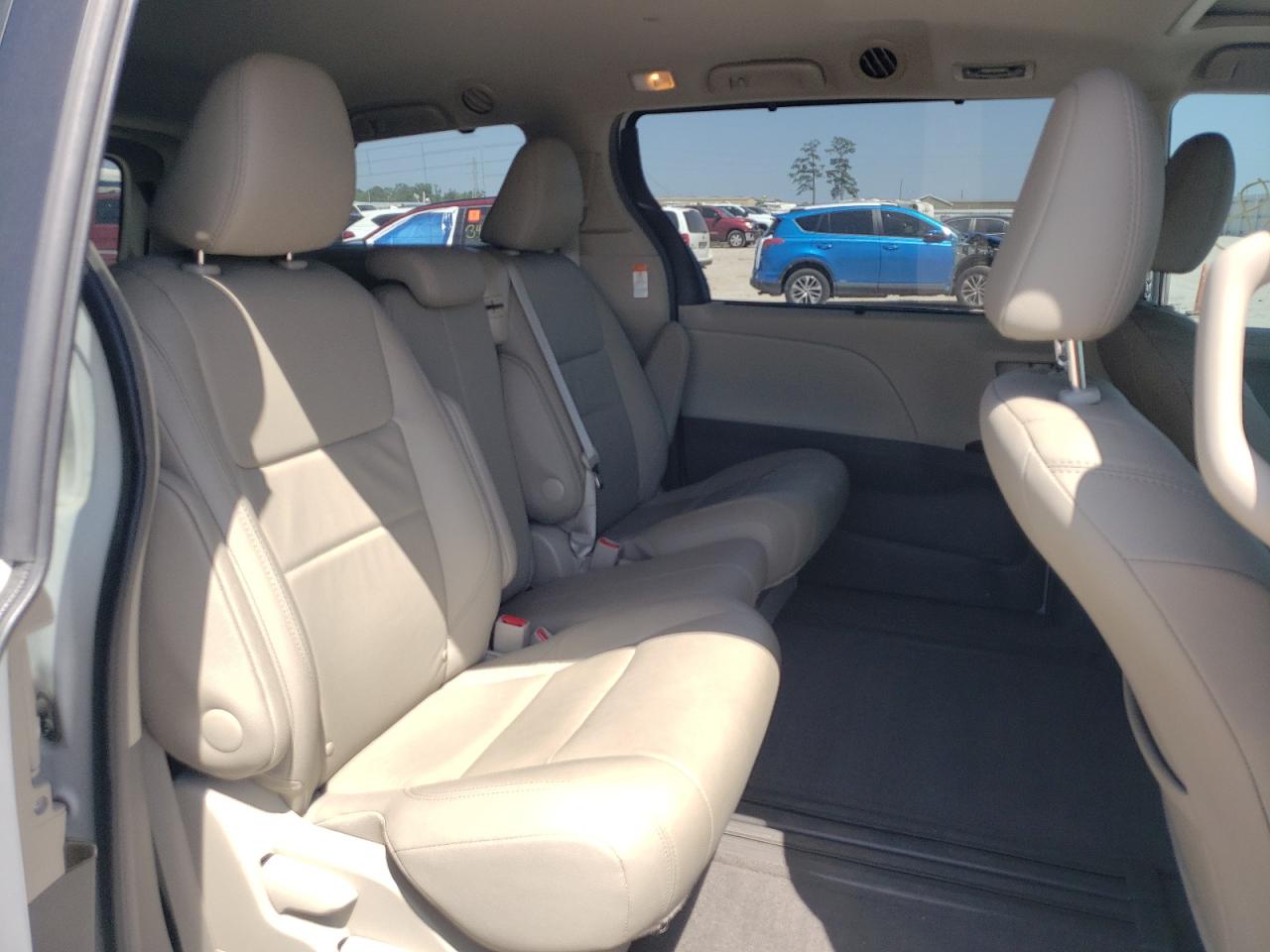 Photo 6 from auction – 2017 TOYOTA SIENNA XLE with VIN 5TDYZ3DC2HS899225