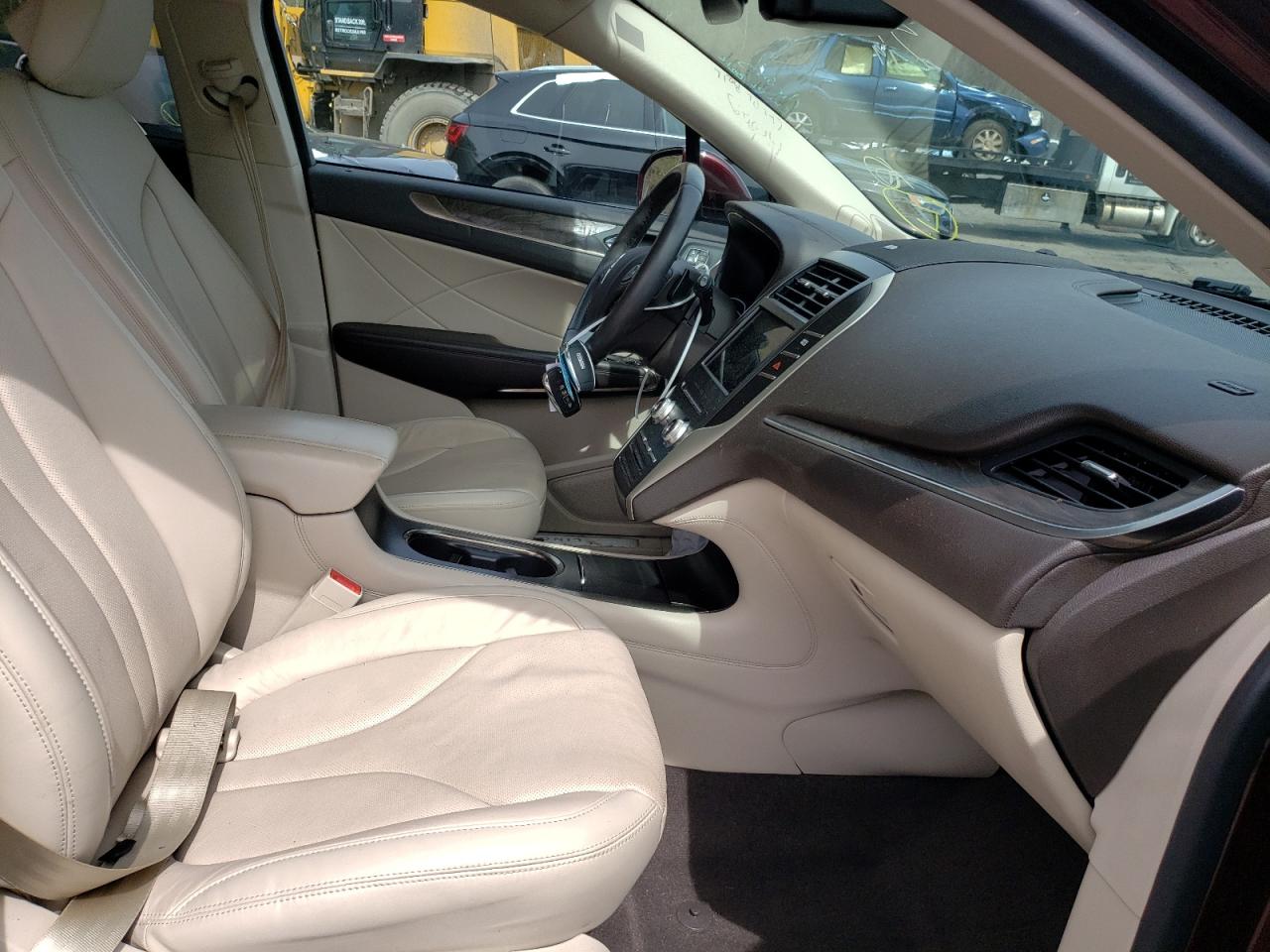 Photo 5 from auction – 2019 LINCOLN MKC RESERV with VIN 5LMCJ3D9XKUL09161