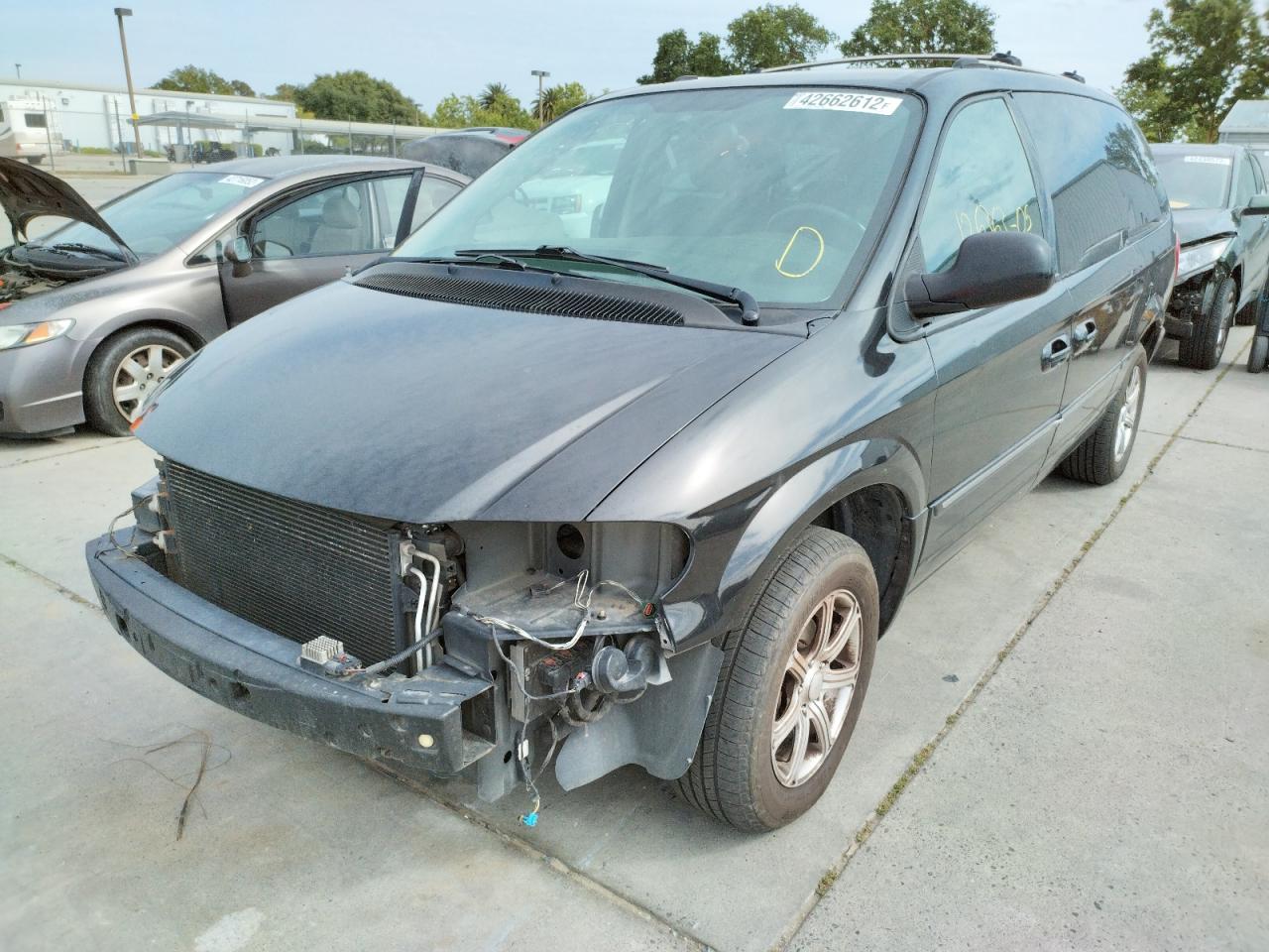Photo 2 from auction – 2005 CHRYSLER TOWN & COU with VIN 2C4GP64L25R247244