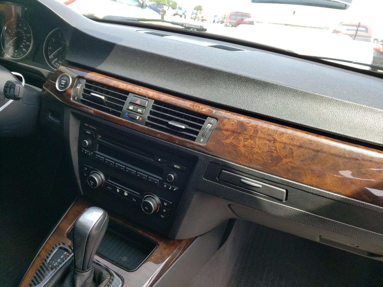 Photo 9 from auction – 2010 BMW 328 I with VIN WBAPH7G52ANM52468