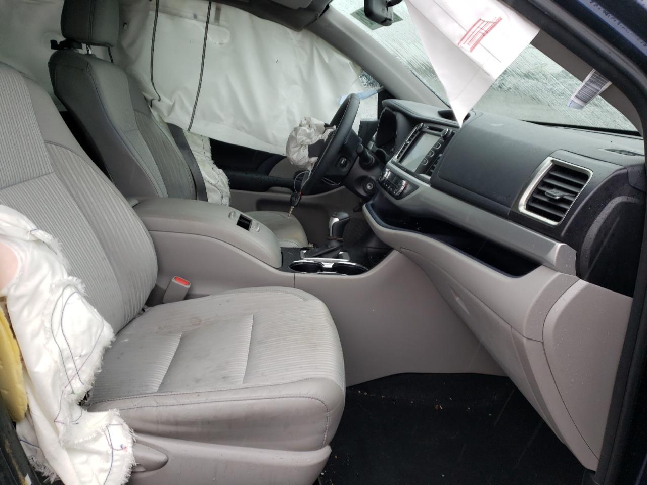 Photo 5 from auction – 2016 TOYOTA HIGHLANDER with VIN 5TDBKRFH3GS279729