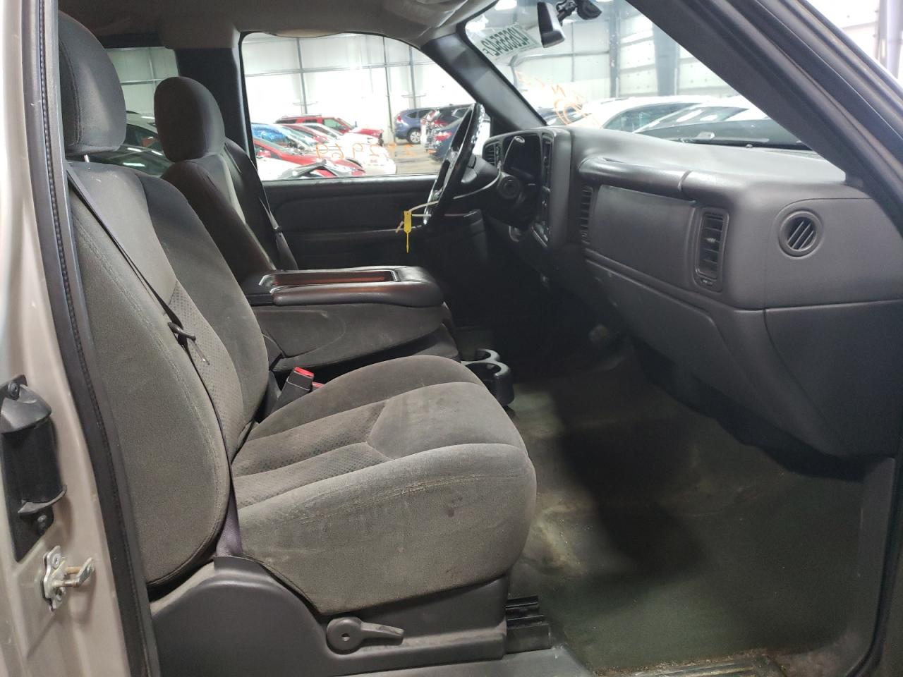 Photo 5 from auction – 2004 CHEVROLET SILVERADO with VIN 1GCEK19TX4E296981