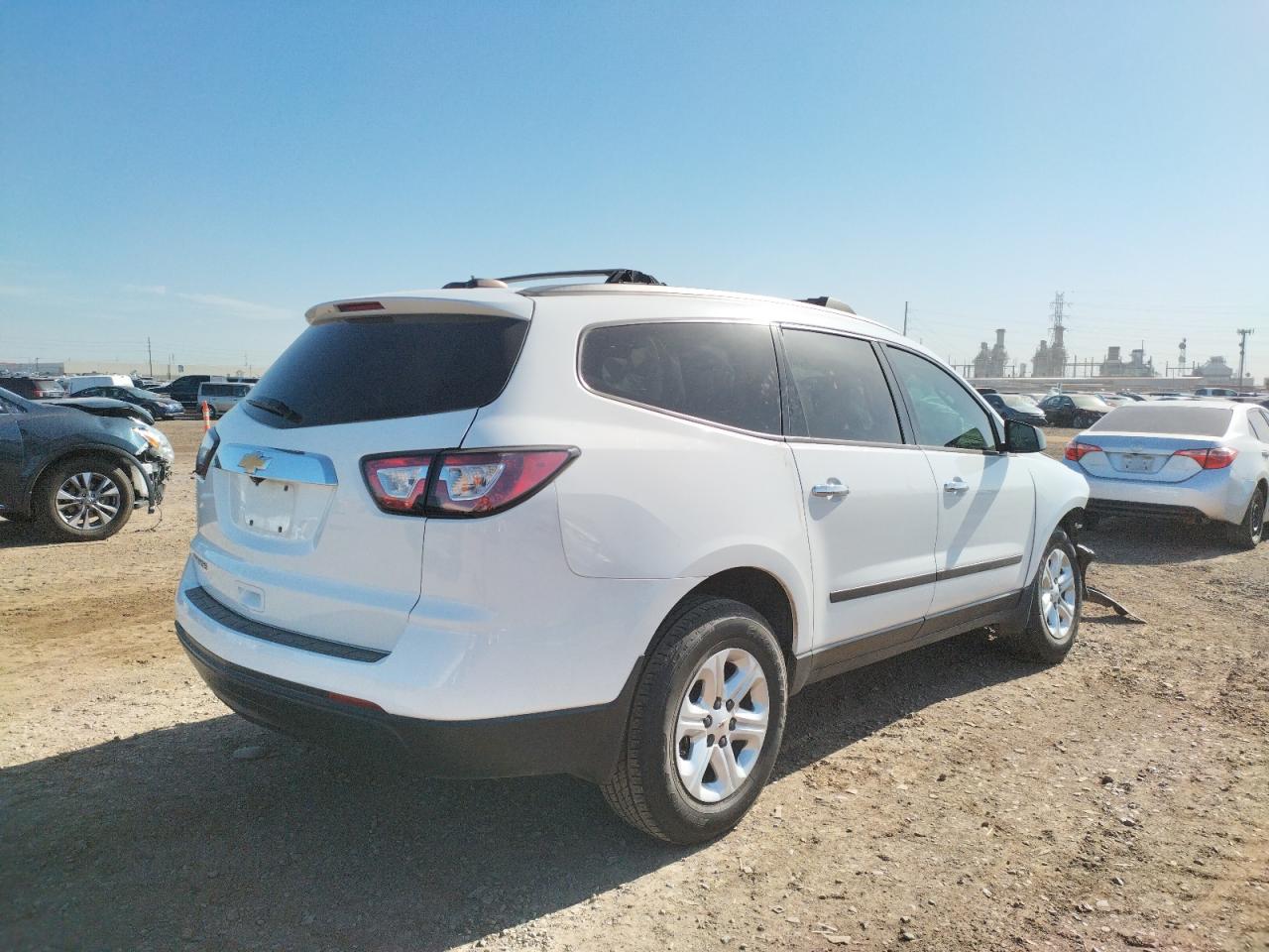 Photo 4 from auction – 2017 CHEVROLET TRAVERSE L with VIN 1GNKRFED2HJ241620