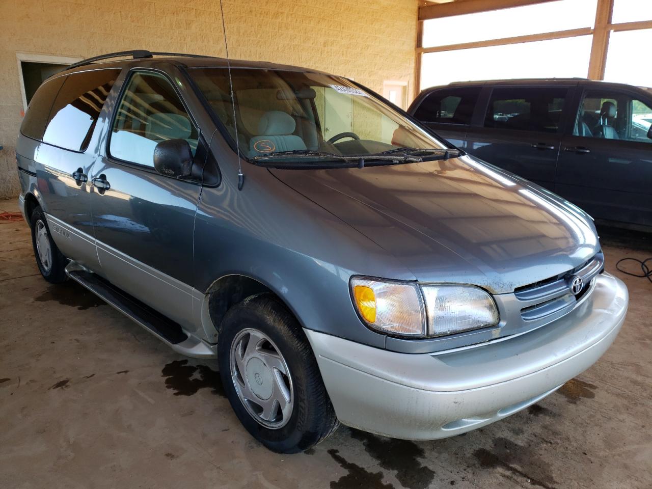 TOYOTA SIENNA 1998 with VIN 4T3ZF13C8WU074630 - Photo from auction