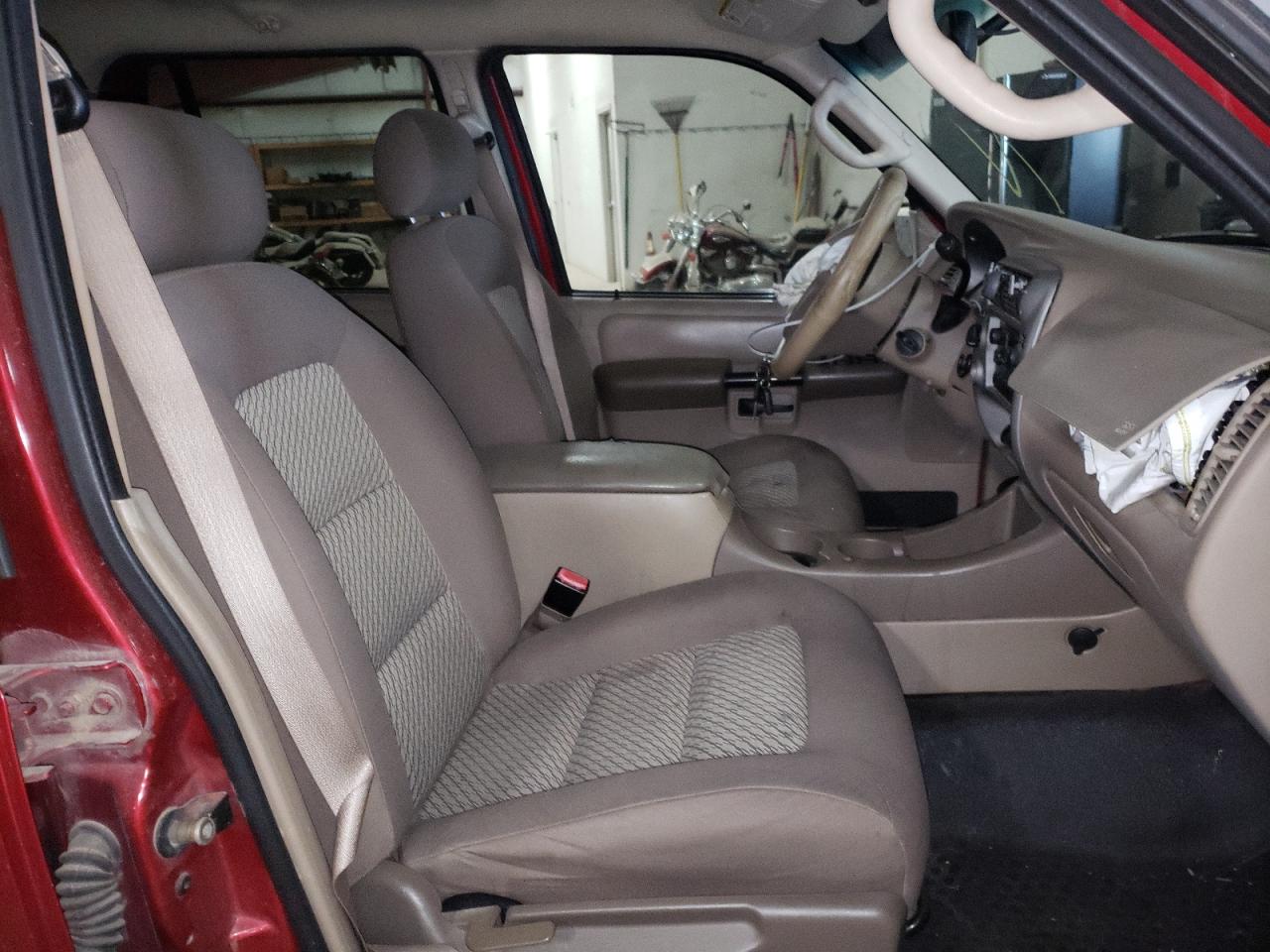 Photo 5 from auction – 2004 FORD EXPLORER S with VIN 1FMZU77KX4UC20834
