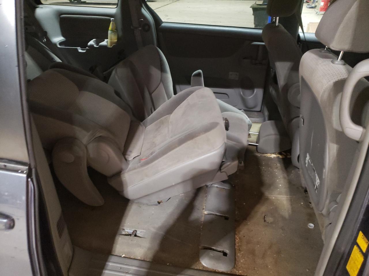Photo 6 from auction – 2010 TOYOTA SIENNA CE with VIN 5TDKK4CC0AS295924