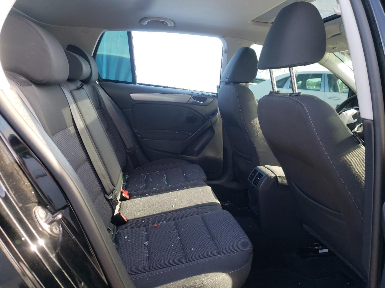 Photo 6 from auction – 2012 VOLKSWAGEN GOLF with VIN WVWDB7AJ3CW343074