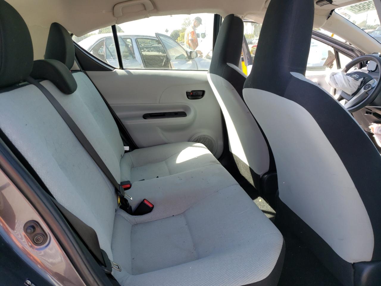 Photo 6 from auction – 2012 TOYOTA PRIUS C with VIN JTDKDTB33C1518219