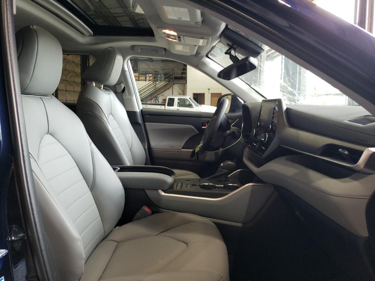Photo 5 from auction – 2022 TOYOTA HIGHLANDER with VIN 5TDHBRCH6NS543778