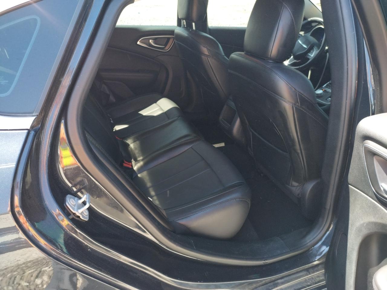 Photo 6 from auction – 2017 CHRYSLER 200 LIMITE with VIN 1C3CCCAB2HN504607