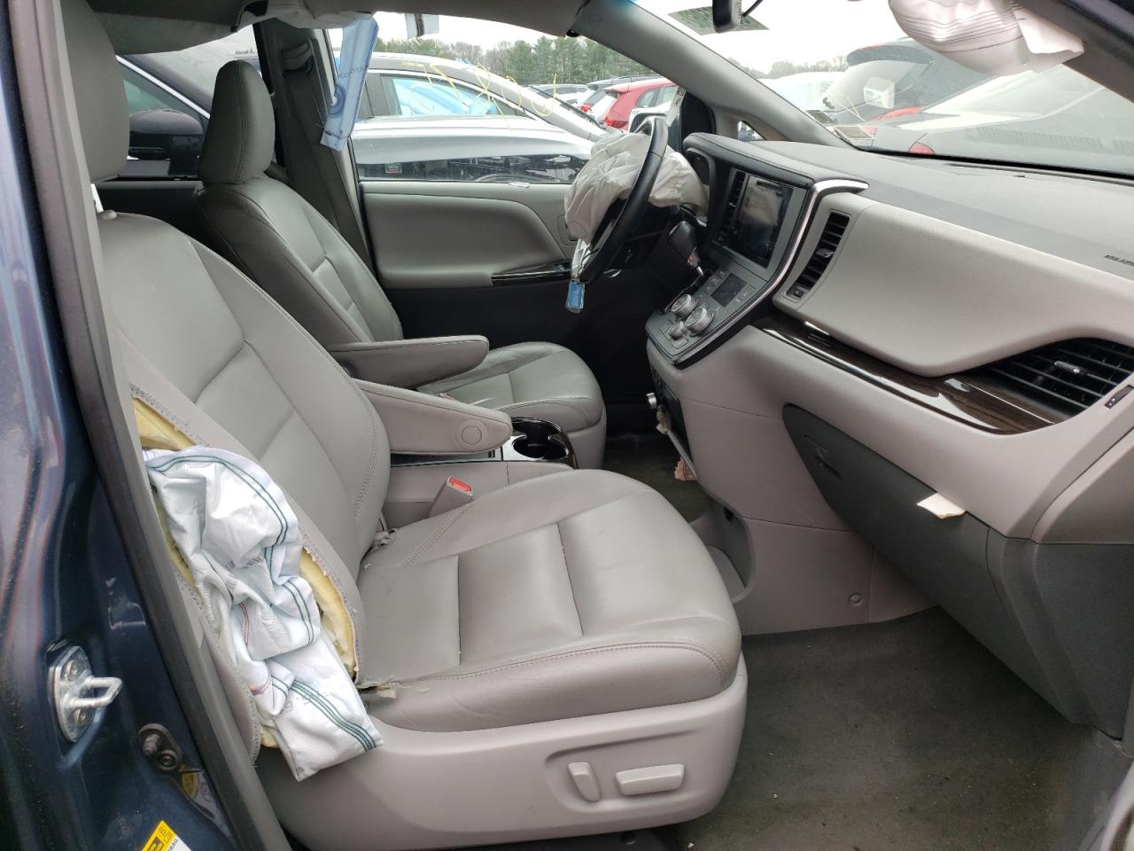 Photo 5 from auction – 2017 TOYOTA SIENNA XLE with VIN 5TDYZ3DC8HS824609