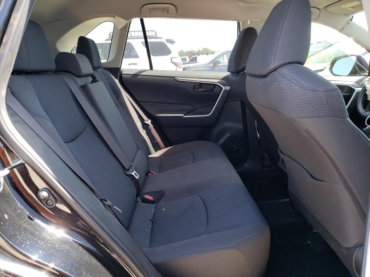 Photo 6 from auction – 2019 TOYOTA RAV4 LE with VIN JTMH1RFV9KJ008652