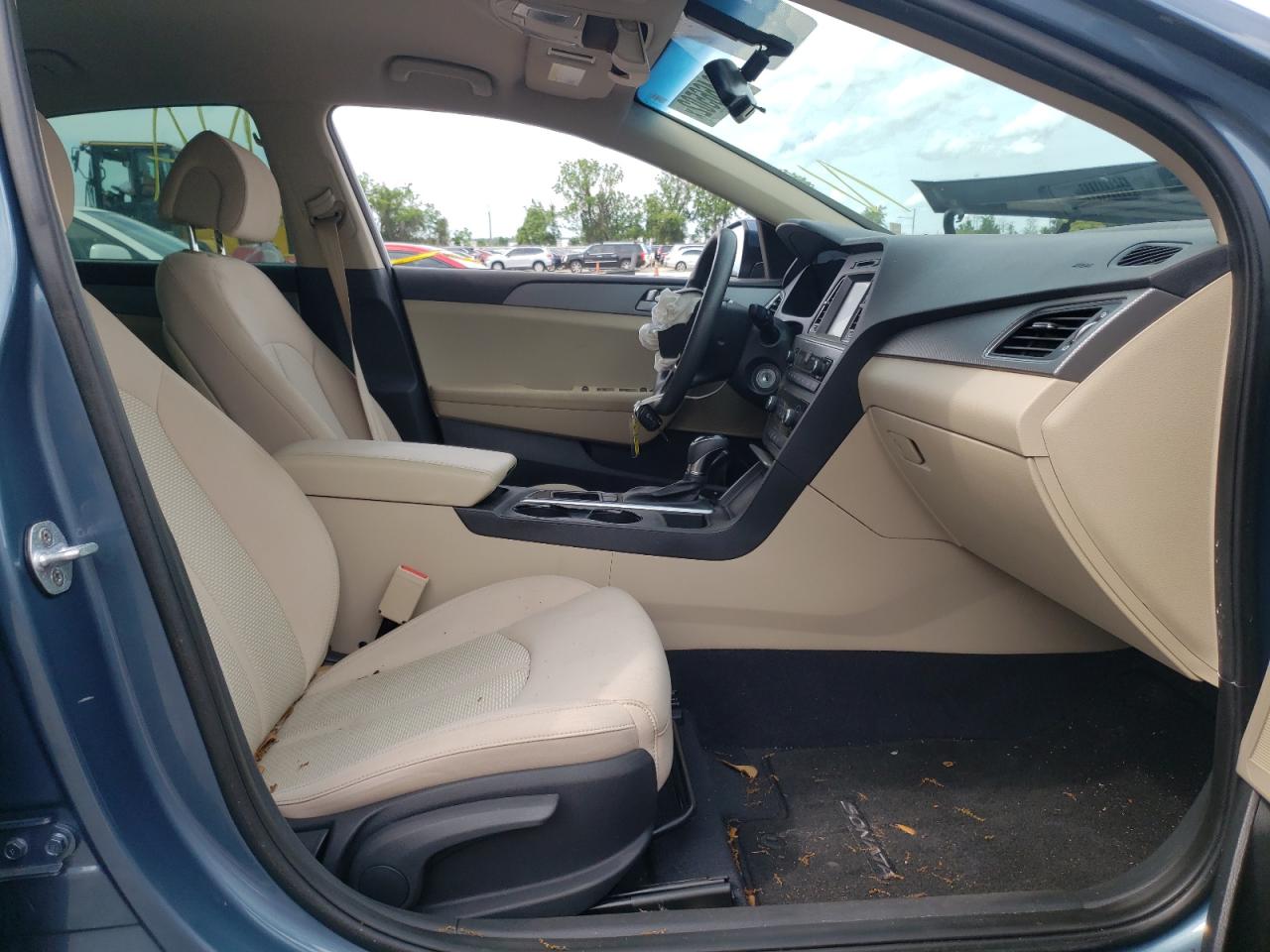 Photo 5 from auction – 2017 HYUNDAI SONATA SE with VIN 5NPE24AF5HH478018