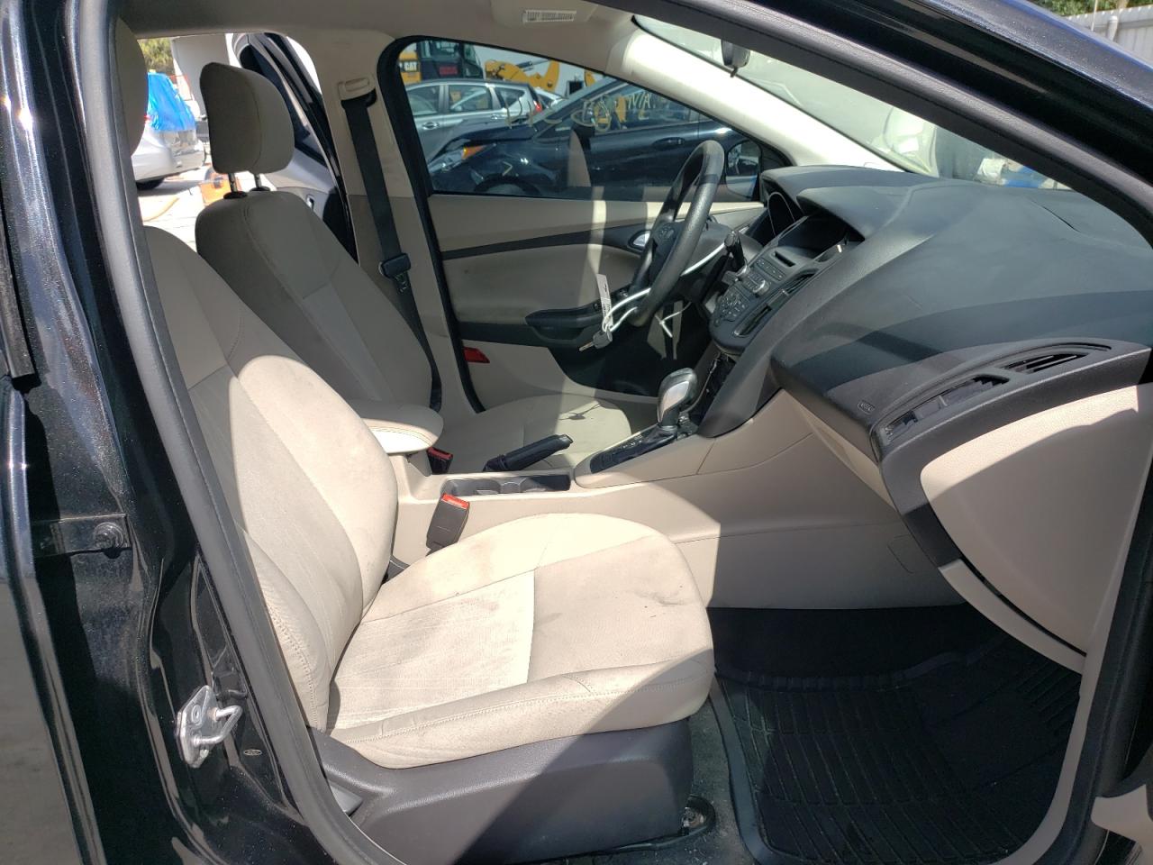 Photo 5 from auction – 2015 FORD FOCUS SE with VIN 1FADP3F27FL354618