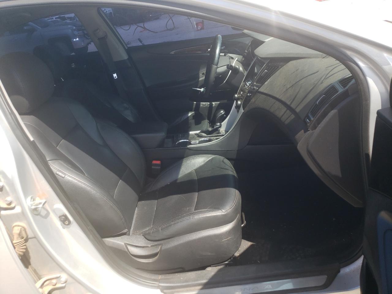 Photo 5 from auction – 2011 HYUNDAI SONATA SE with VIN 5NPEC4AC4BH138031