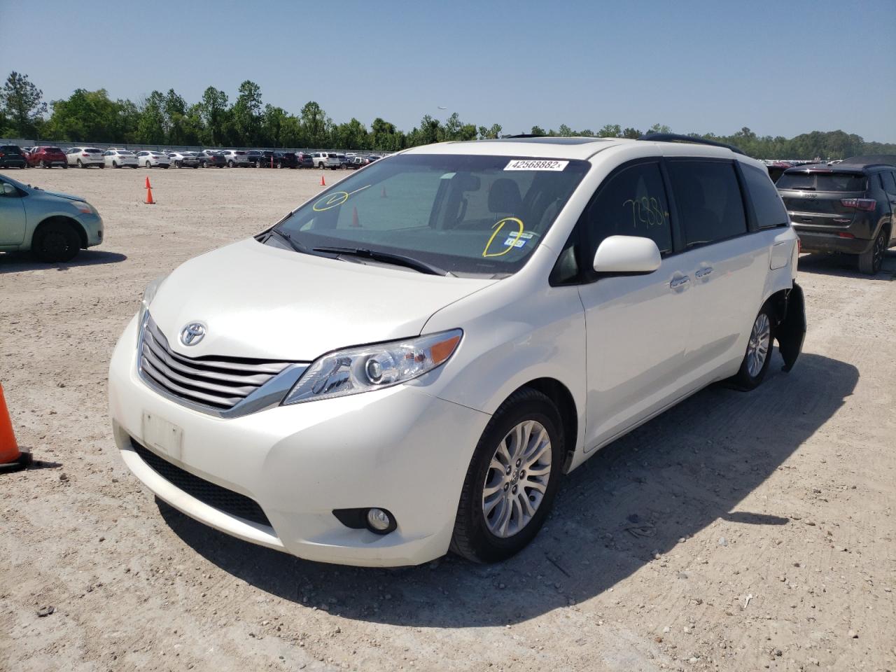 Photo 2 from auction – 2017 TOYOTA SIENNA XLE with VIN 5TDYZ3DC2HS899225