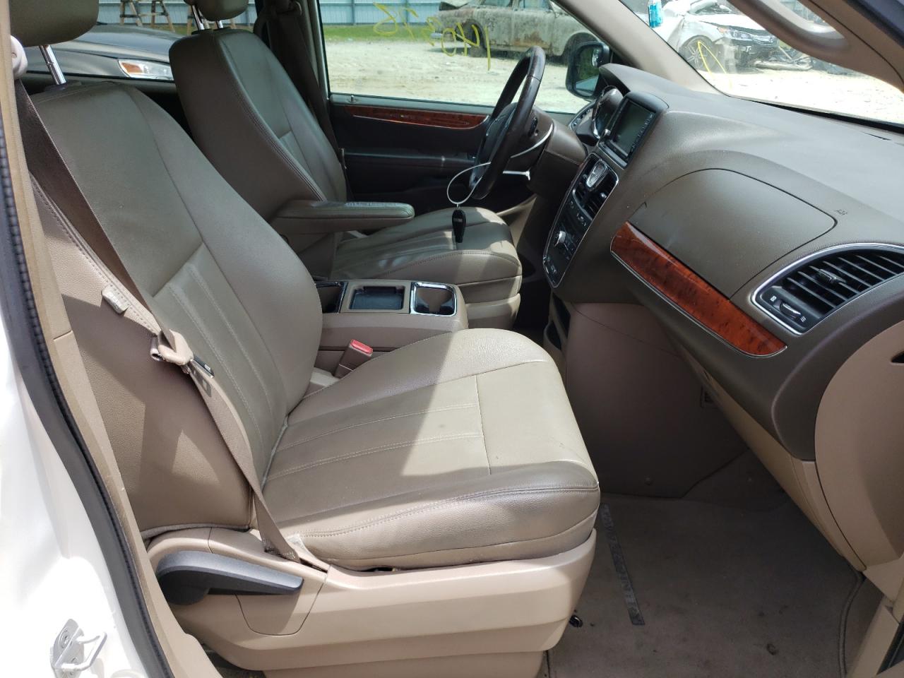 Photo 5 from auction – 2013 CHRYSLER TOWN & COU with VIN 2C4RC1BG2DR596948